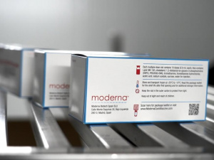 Moderna доразработва ваксината си за новите щамове