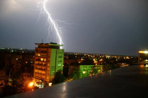 Нахлува студен фронт - на доста места ще има гръмотевици, не са изключени и градушки