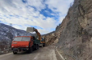 Затворено е движението по пътя София-Самоков заради срутили се скали
