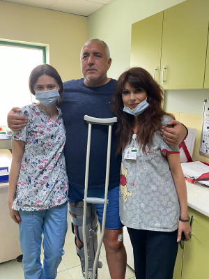 ВИДЕО Борисов без патерици си поигра с куче и разказа култова история със Слави и Иван Костов