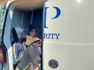 Хванаха фалшив инкасо автомобил да превозва нелегални мигранти