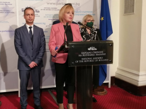 Манолова предлага намаление на заплатите на депутати и министри