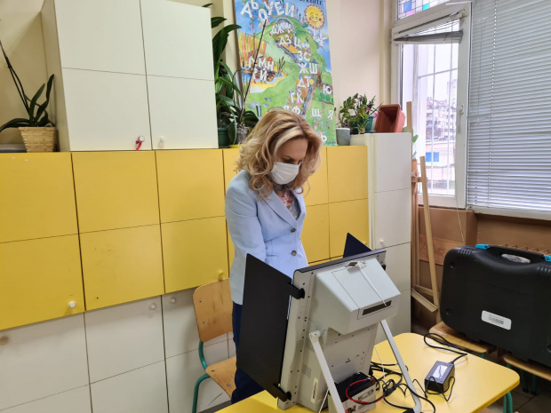 Марияна Николова гласува машинно