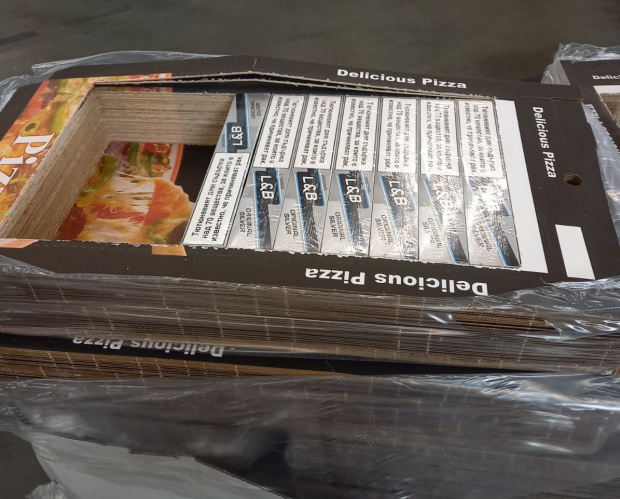 Наглеци опитаха да изнесат над 3300 кутии цигари в кутии за пица