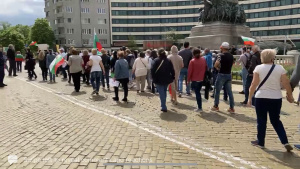 Покачване на напрежението пред президентството: Протестиращи посрещнаха Хаджигенов