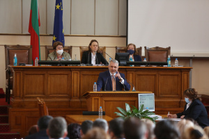 Хаджигенов: Някой да каже на Слави, че това не е демокрация