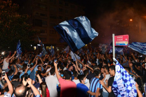 ВИДЕО Пандемия ли? Турски фенове направиха супер шоу с пиро и маанета след завръщането на Адана Демирспор в елита
