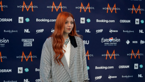 Виктория впечатли с изящна визия на тюркоазения килим на Евровизия 2021