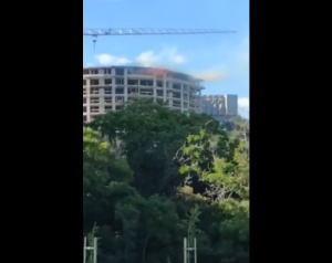 Пожар пламна на голям строеж във Варна (ВИДЕО)