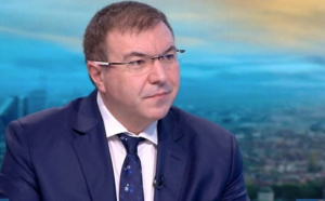 Ексминистърът Ангелов хванат в нарушение заради предпазните средства на изборите