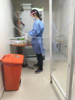 Използват ли ваксинационните центрове в страната по един чифт ръкавици на ден?