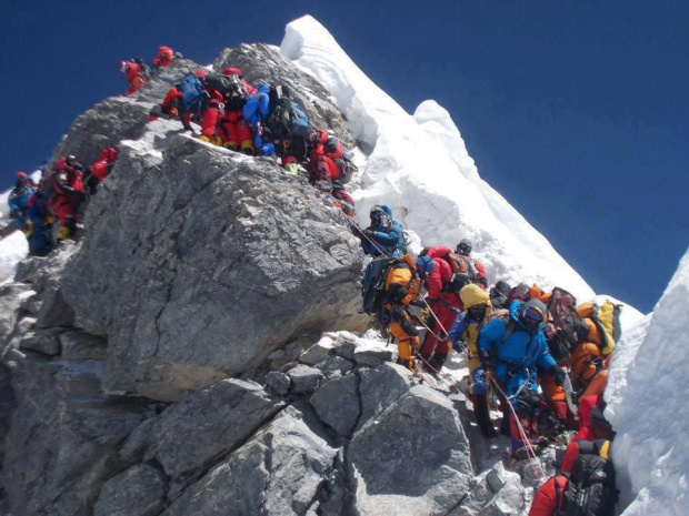 Огнище на COVID пламна на Еверест, над 100 алпинисти са заразени