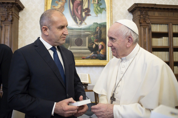 Папа Франциск към Радев с притча от баба си: Дяволът влиза в човек през джоба