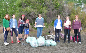 Браво! Деца запретнаха ръкави и почистиха плажа в Сарафово
