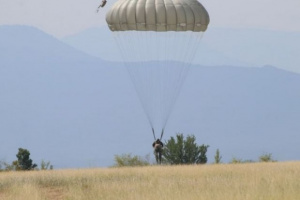 Страшен инцидент с курсанти по време на скокове с парашут в Чешнегирово! Единият е в тежко състояние