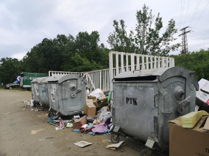 СНИМКИ Сметопочистваща фирма не си върши работата и плажовете на Корал и Арапя смърдят