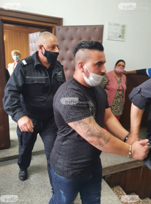СНИМКИ Шокиращи версии се чуха в съда за убийството на 3-годишния Ангел в Асеновград! Майката го слагала да спи на земята, за да прави тя секс на леглото