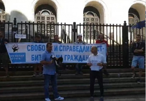 Протестът пред Съдебната палата продължава, Гешев влезе през страничен вход