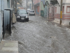 Обилен дъжд се изля над Русе - наводнени улици спряха колите на Спешна помощ (ВИДЕО)