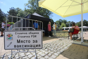 Осем мобилни центъра за ваксинации работят в София