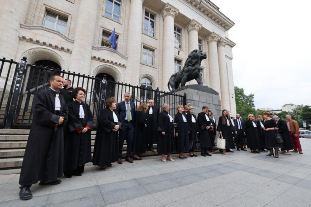 Адвокати и съдии излязоха на мълчалив протест в София и Пловдив