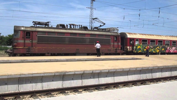 Аварира влакът Бургас-София, десетки пътници са блокирани в композицията