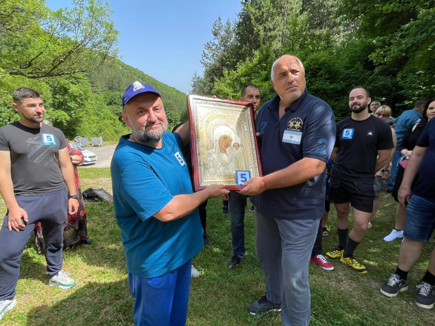 Съпартийци посрещнаха Борисов в гората с икона