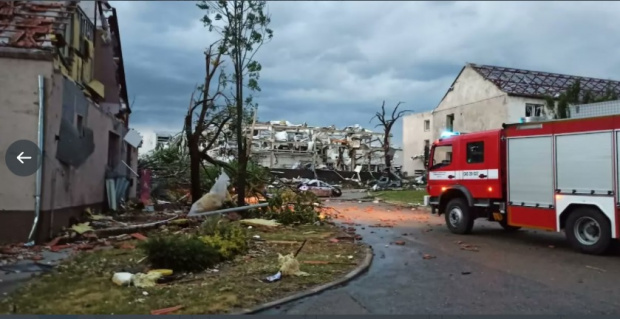 В Чехия разчистват руините след смъртоносното торнадо