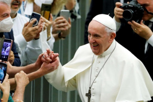 10 души оперираха дебелото черво на папа Франциск, интервенцията е минала успешно