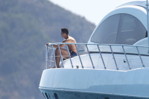 СНИМКИ Роналдо си купи шикозна яхта и се отдаде на релакс със семейството си