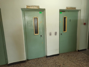 Ужасия! Студент загина в блокирал асансьор в Бургас, затиснал от хладилник