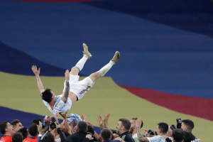 Меси най-сетне вдигна трофей с Аржентина! После подивя и запсува каруцарски СНИМКИ