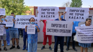 Медици от "Пирогов" блокираха булевард „Цар Борис III“, заговориха за масово напускане
