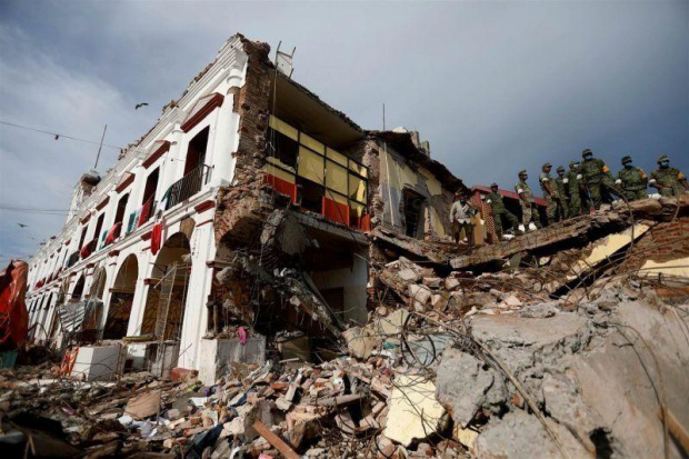 Най-малко осем души са загинали след срутване на хотел рухна в Китай (ВИДЕО+СНИМКИ)
