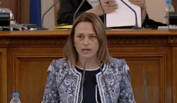 Ива Митева: Ще поставя въпроса за отмяната на лятната ваканция на депутатите