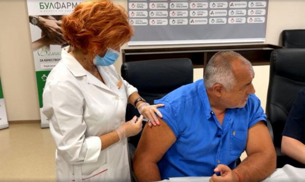 ВИДЕО Бойко Борисов се ваксинира с Модерна на живо по Фейса и оплю служебния кабинет