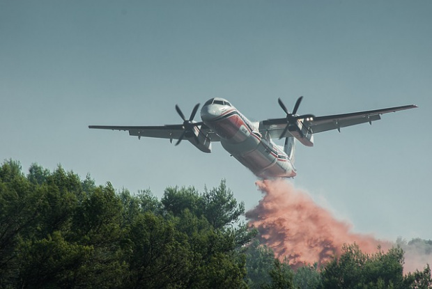 Хеликоптер се включи в гасенето на големия пожар в Твърдица