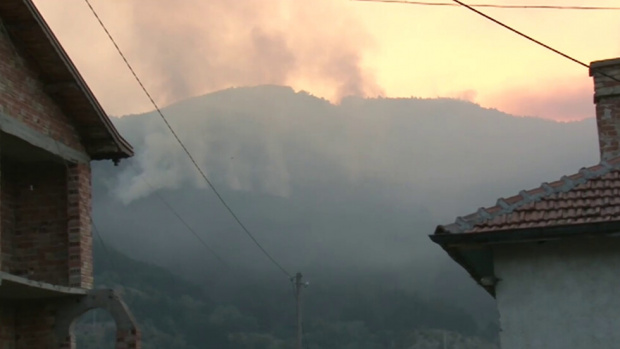 Пожарът край Твърдица е локализиран, няма опасност за населението