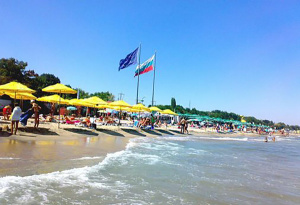 В Бургас искат сянката на плажа пак да е платена, защото сега край морето гъмжи