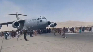 Летището в Кабул окупирано от хиляди афганистанци и чужденци