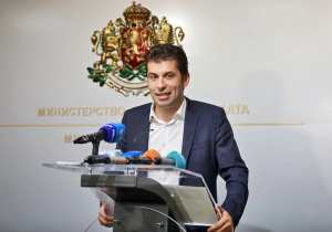 Кирил Петков показа документите, с които се отказва от кандско гражданство: България е моята родина и ще я защитавам