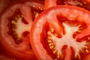 Ново 20: Ваксина в годни за консумация домати ще бори пандемията