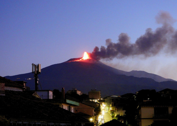 Изригвания издигнаха на височина вулкана Етна