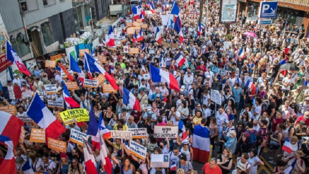 Хиляди на протест в Париж заради ваксинационните сертификати