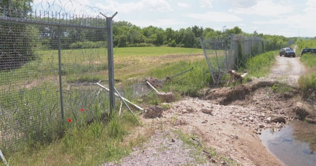 Граничната ограда - на места скъсана и без датчици