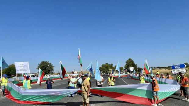 Протестиращи от "Автомагистрали Черно море" блокираха пътища в Бургас, Русе и Шумен