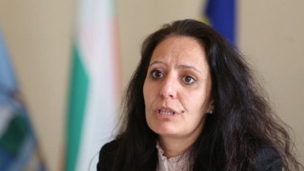 Скандалната кметица на "Красно село" назначила на работа с трудов договор своята щерка