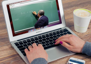 МОН: Стигне ли се до онлайн обучение, учениците ще получават безплатен интернет