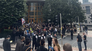 Ранени полицаи при сблъсъци в Лондон с антиваксърски протест