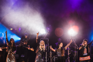 Поли Генова превърна първия си самостоятелен концерт #1 във впечатляващо мини турне